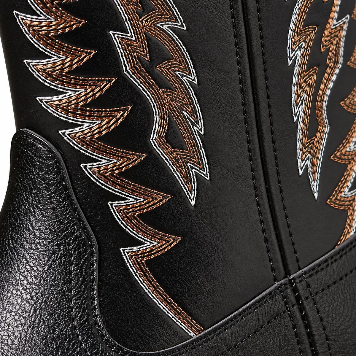 Détail des matières et des finitions des bottes cowboy noires à broderies en ailes.