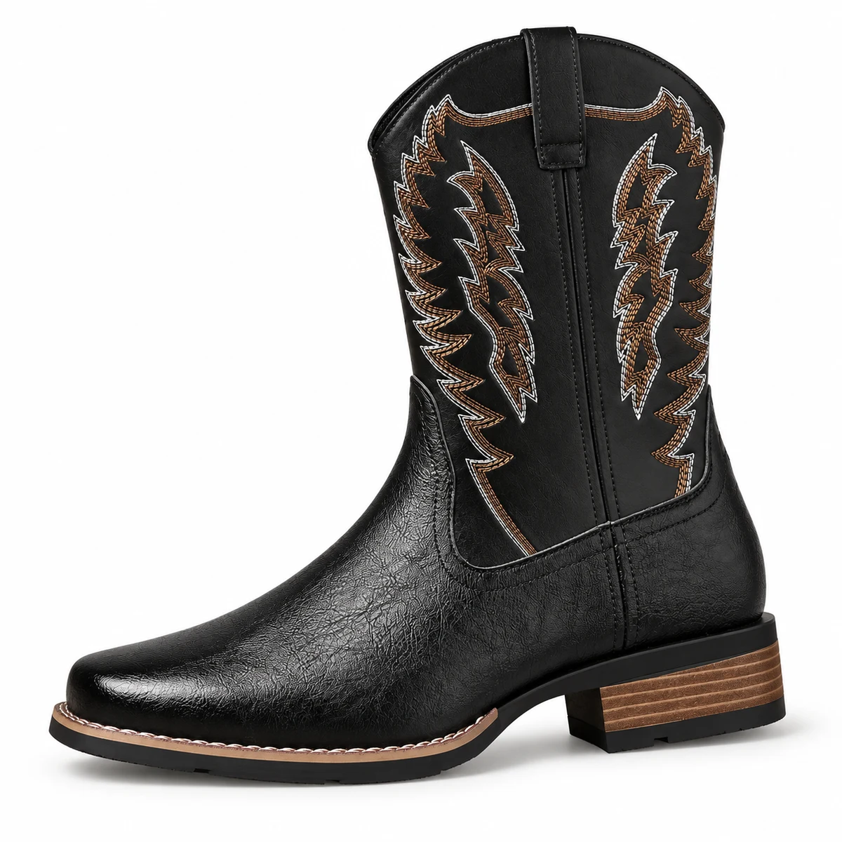 Vue de profil des bottes cowboy noires à broderies en ailes sur fond clair.