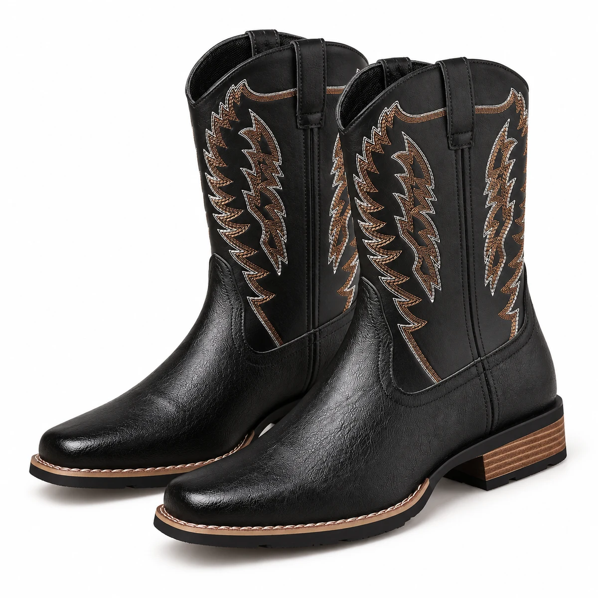 Paire de bottes cowboy noires à broderies en ailes sur fond clair.