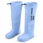 Paire de bottes de pluie bleues à col ajustable sur fond clair.