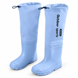 Paire de bottes de pluie bleues à col ajustable sur fond clair.