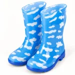 Paire de bottes de pluie bleues à nuages blancs