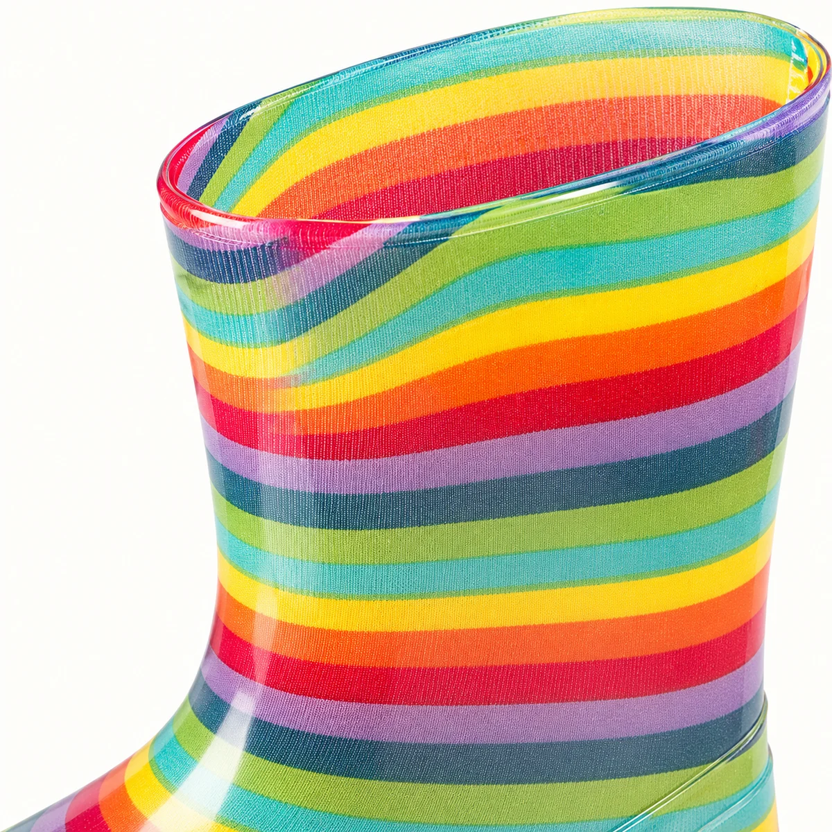 Détail de bottes de pluie hautes à rayures arc-en-ciel