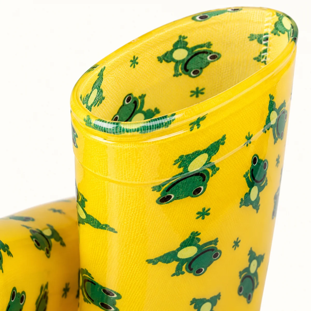 Détail de bottes de pluie jaunes à grenouilles vertes