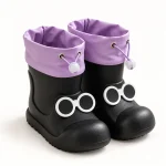 Paire de bottes de pluie noires à revers violet sur fond clair.