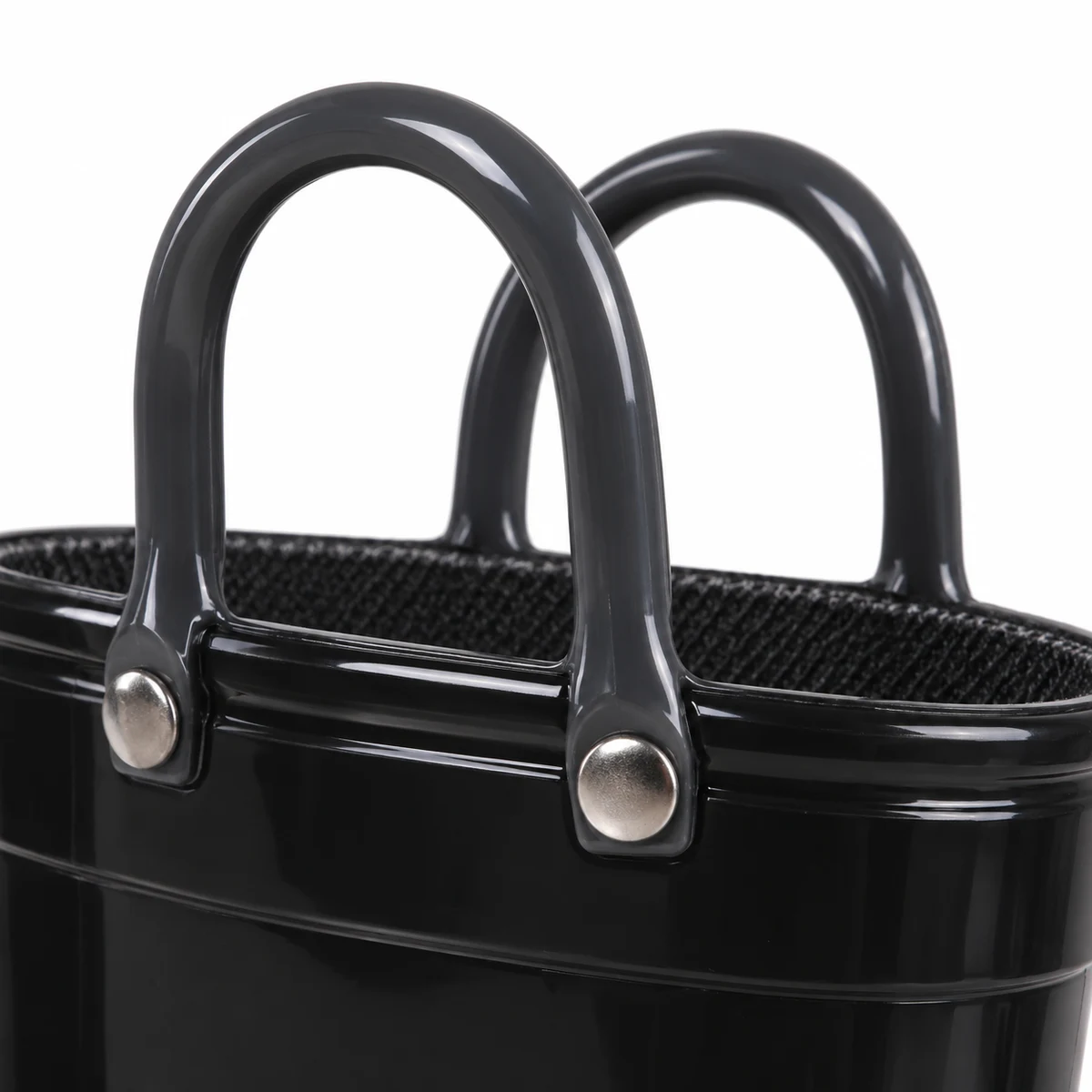Détail des matières et des finitions des bottes de pluie noires brillantes à deux anses.