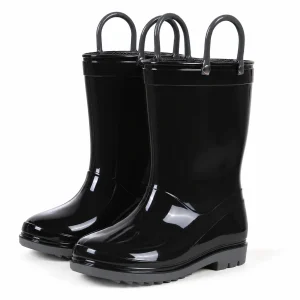 Paire de bottes de pluie noires brillantes à deux anses sur fond clair.