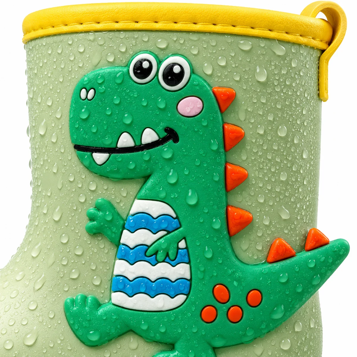 Gros plan du dinosaure en relief et de la bordure jaune des bottes vertes.