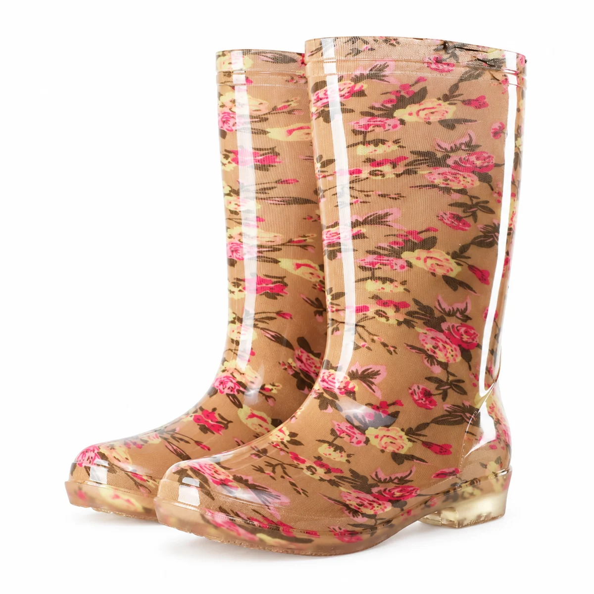 Bottes de pluie beiges à fleurs roses présentées sur fond blanc.