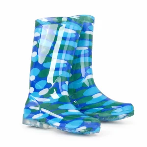 Bottes de pluie bleues à carreaux et pois présentées sur fond blanc.