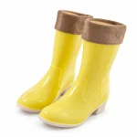 Bottes de pluie jaunes à revers taupe présentées sur fond blanc.