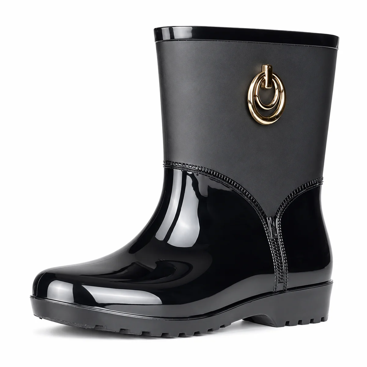 Bottes de pluie noires à anneau doré vues de profil sur fond blanc.