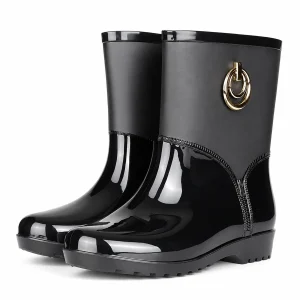Bottes de pluie noires à anneau doré présentées sur fond blanc.