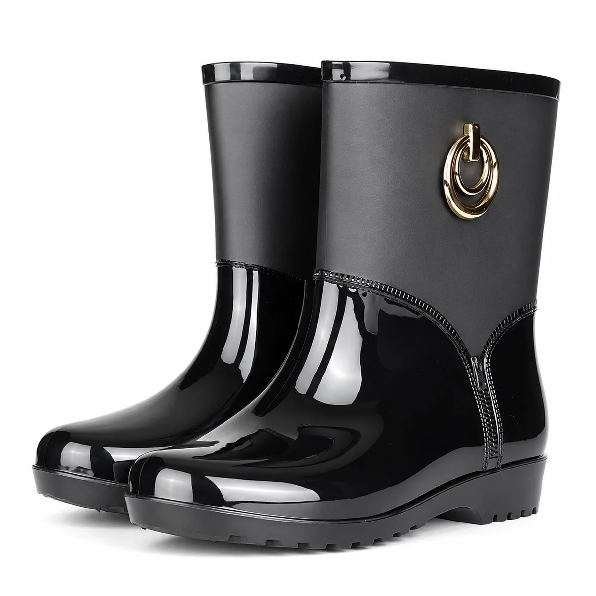 Bottes de pluie noires à anneau doré présentées sur fond blanc.