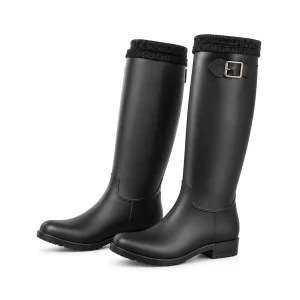 Bottes de pluie noires à boucle et chaussettes présentées sur fond blanc.