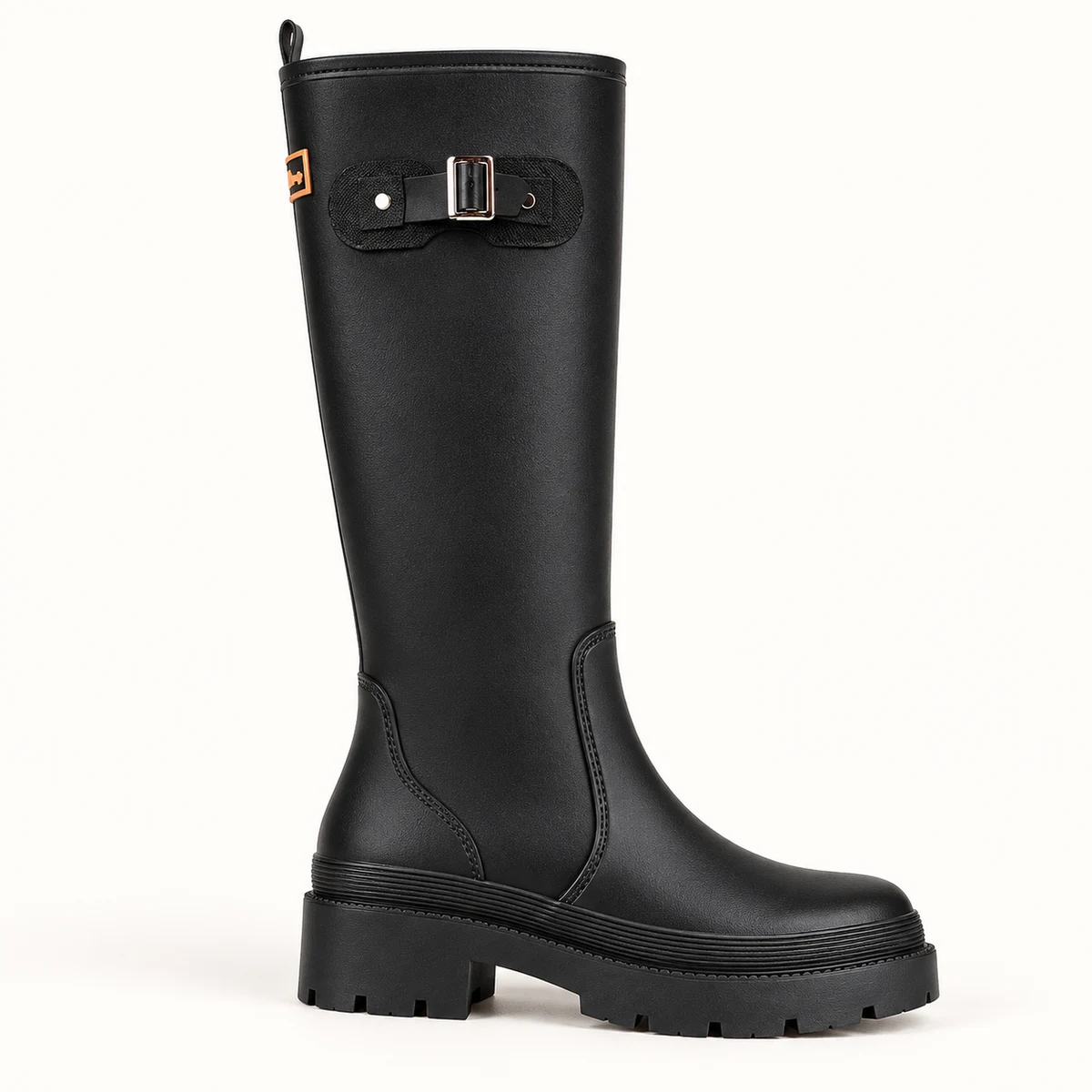 Vue de profil des bottes de pluie noires à boucle latérale sur fond clair.