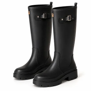 Paire de bottes de pluie noires à boucle latérale sur fond clair.