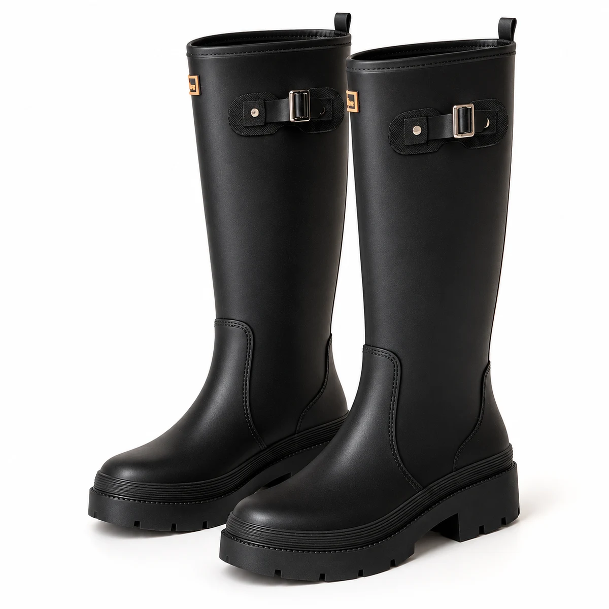 Paire de bottes de pluie noires à boucle latérale sur fond clair.