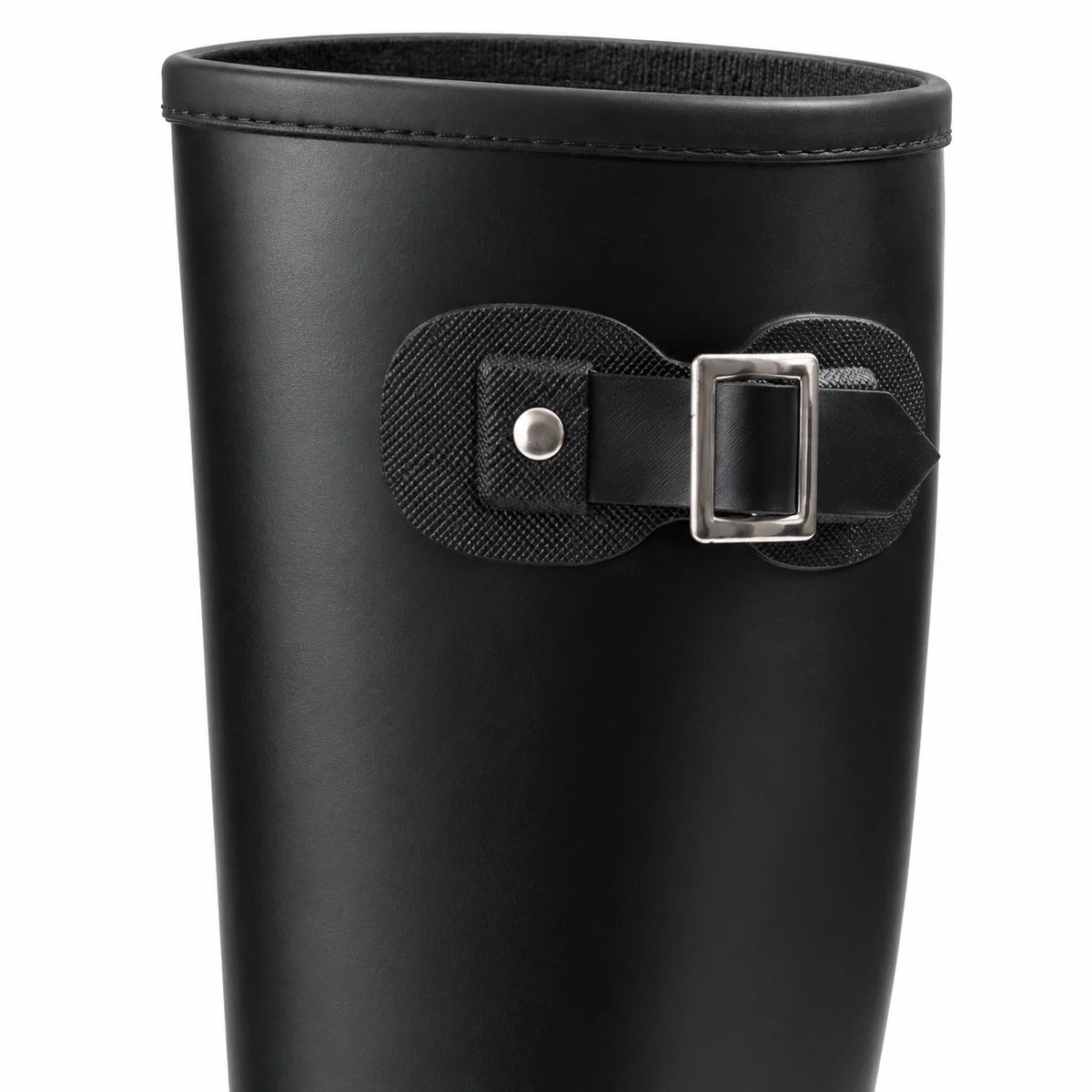 Gros plan sur la boucle rectangulaire et la tige de bottes de pluie noires.