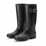 Bottes de pluie noires à boucle rectangulaire présentées sur fond blanc.