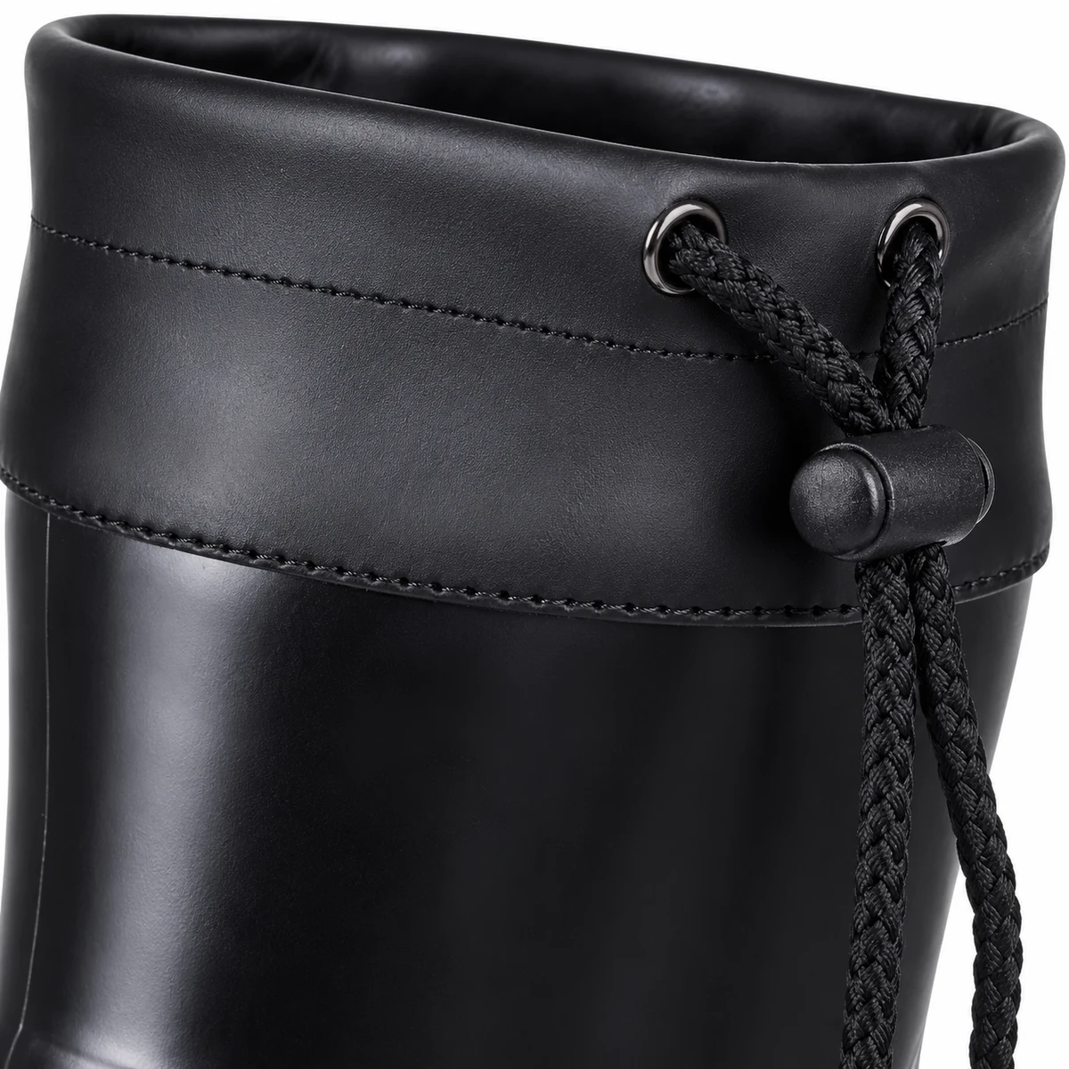 Détail des matières et des finitions des bottes de pluie noires à col resserrable.