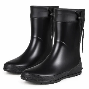 Paire de bottes de pluie noires à col resserrable sur fond clair.