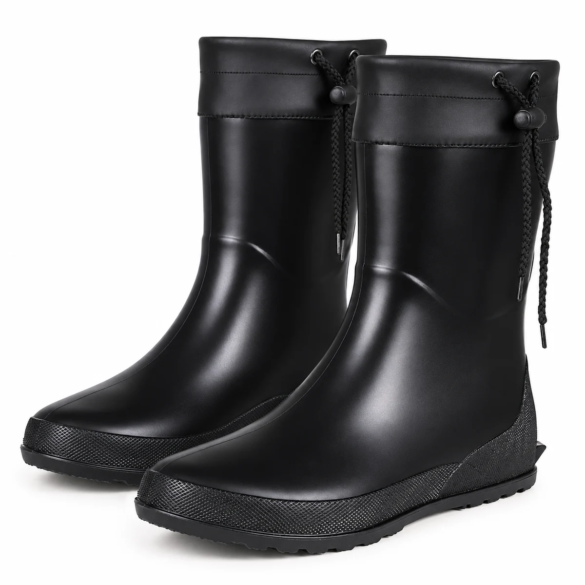 Paire de bottes de pluie noires à col resserrable sur fond clair.