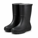 Bottes de pluie noires à col simple et tige mate présentées sur fond blanc.