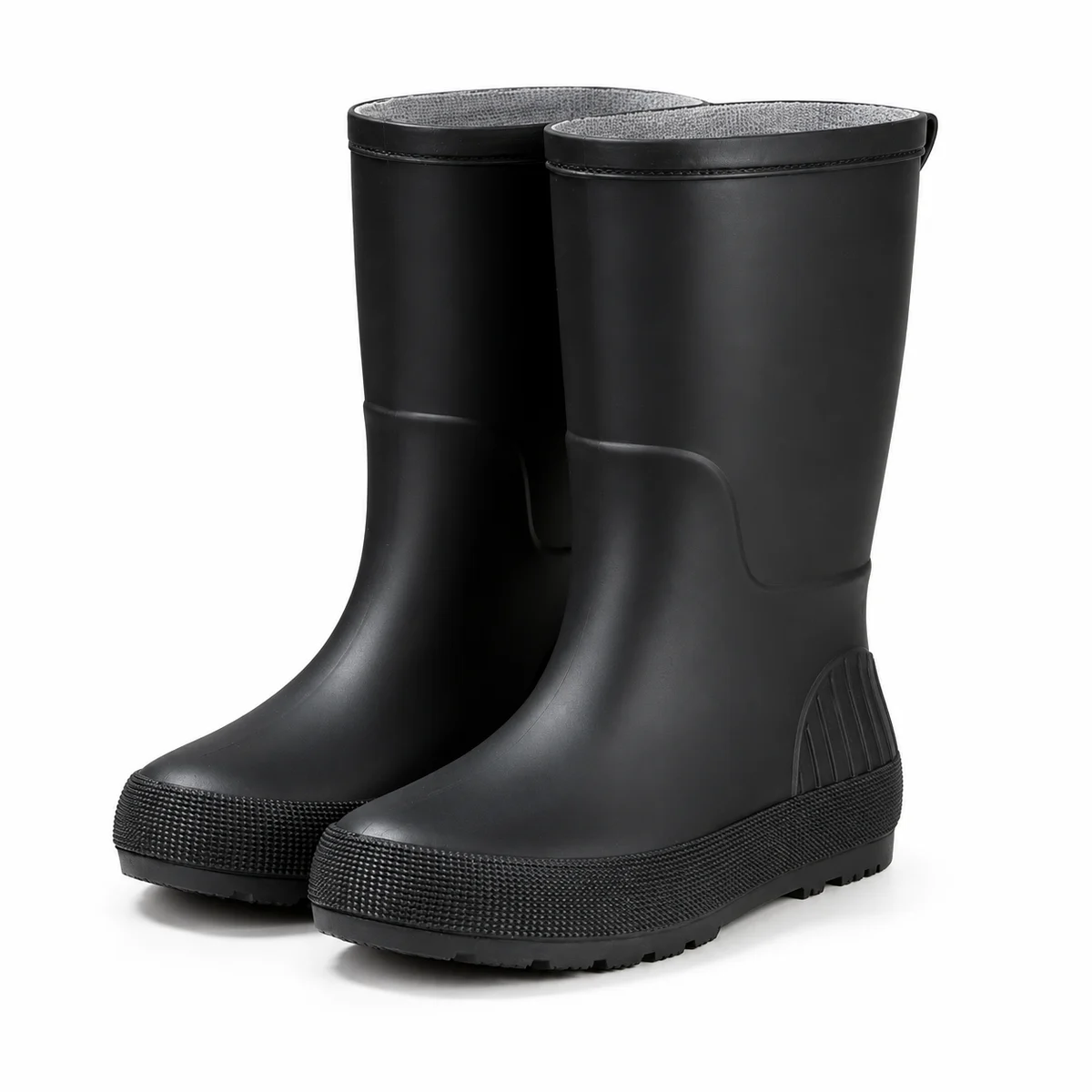 Bottes de pluie noires à col simple et tige mate présentées sur fond blanc.