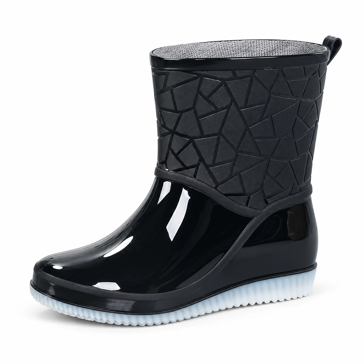 Bottes de pluie noires à col texturé géométrique vues de profil sur fond blanc.