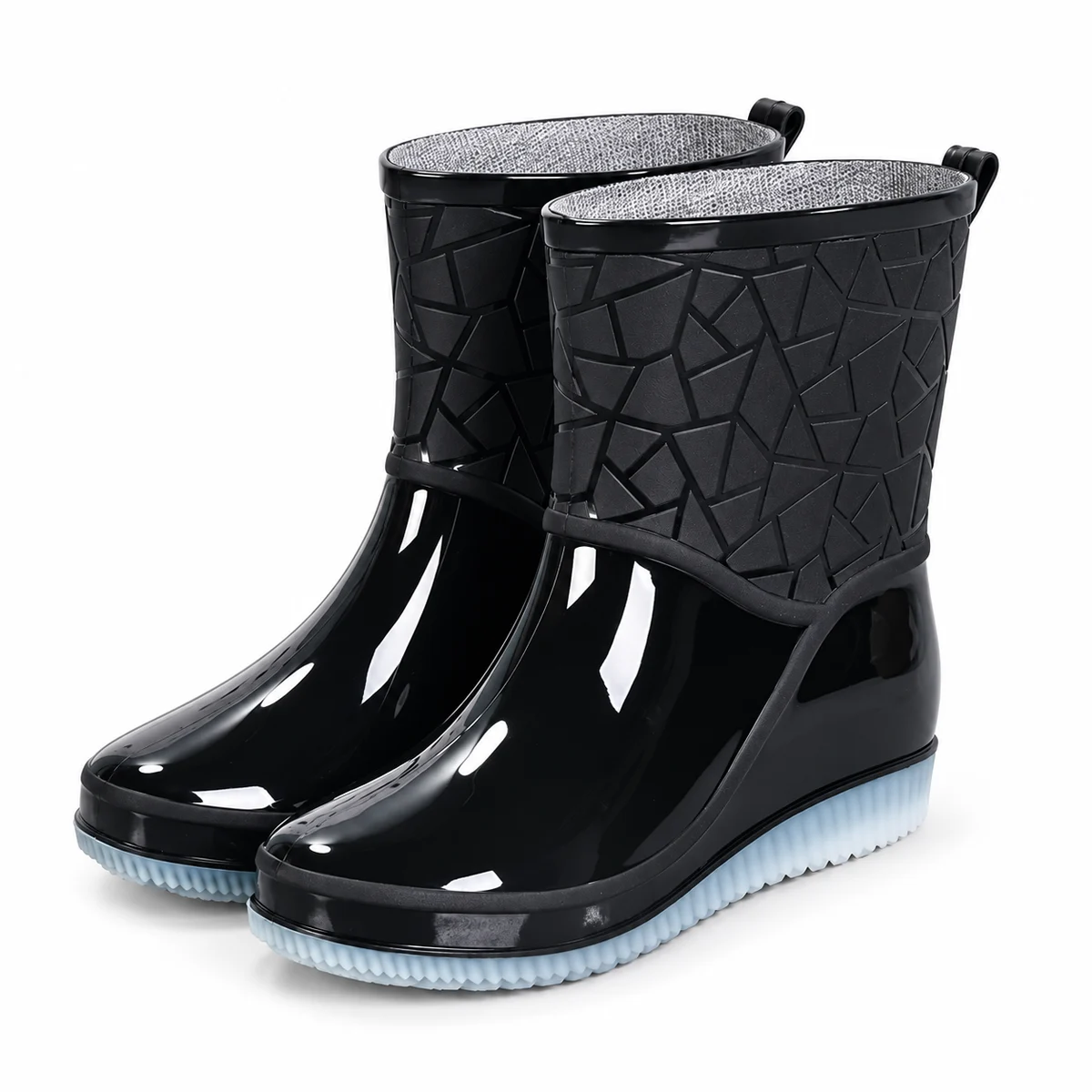 Bottes de pluie noires à col texturé géométrique présentées sur fond blanc.