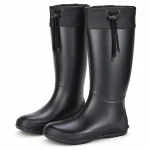 Paire de bottes de pluie noires à cordon au col sur fond clair.