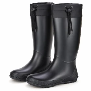 Paire de bottes de pluie noires à cordon au col sur fond clair.