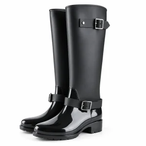 Bottes de pluie noires à deux boucles et talon bas présentées sur fond blanc.