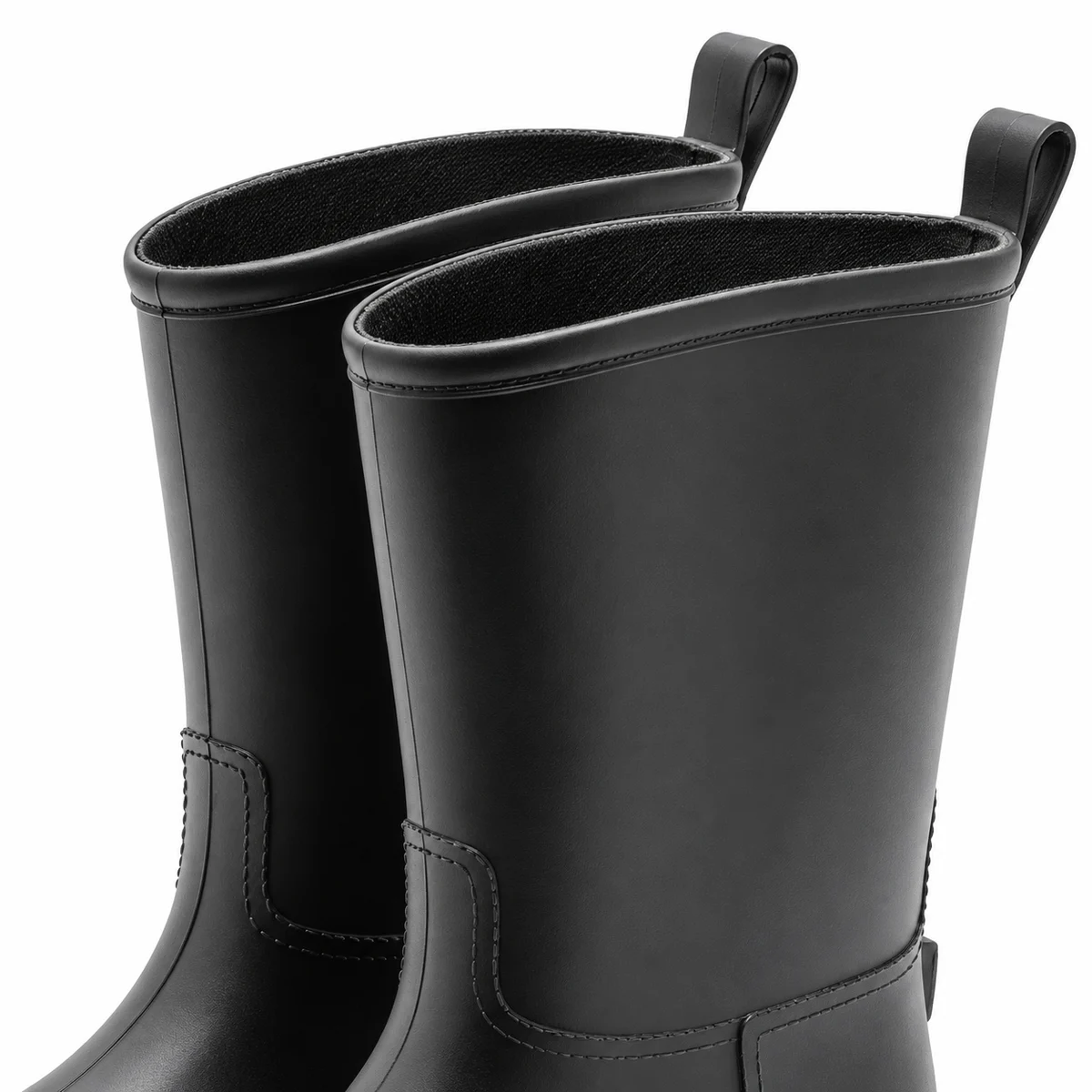 Gros plan sur les pattes au col et la tige de bottes de pluie noires.