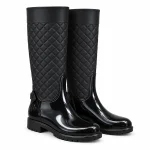 Bottes de pluie noires à losanges matelassés présentées sur fond blanc.