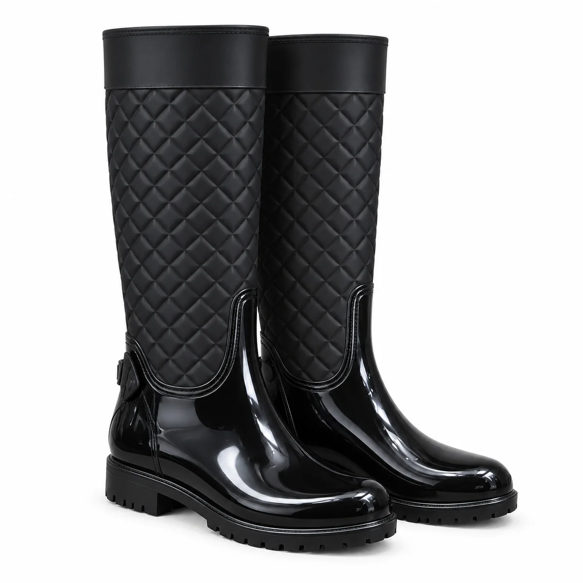 Bottes de pluie noires à losanges matelassés présentées sur fond blanc.