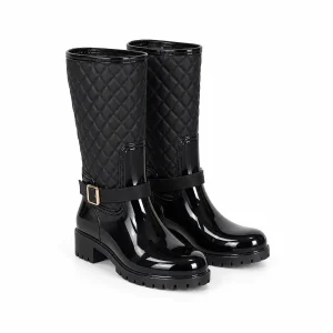 Bottes de pluie noires à matelassage et bas verni présentées sur fond blanc.