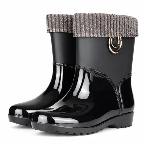 Bottes de pluie noires à revers côtelé et anneau présentées sur fond blanc.