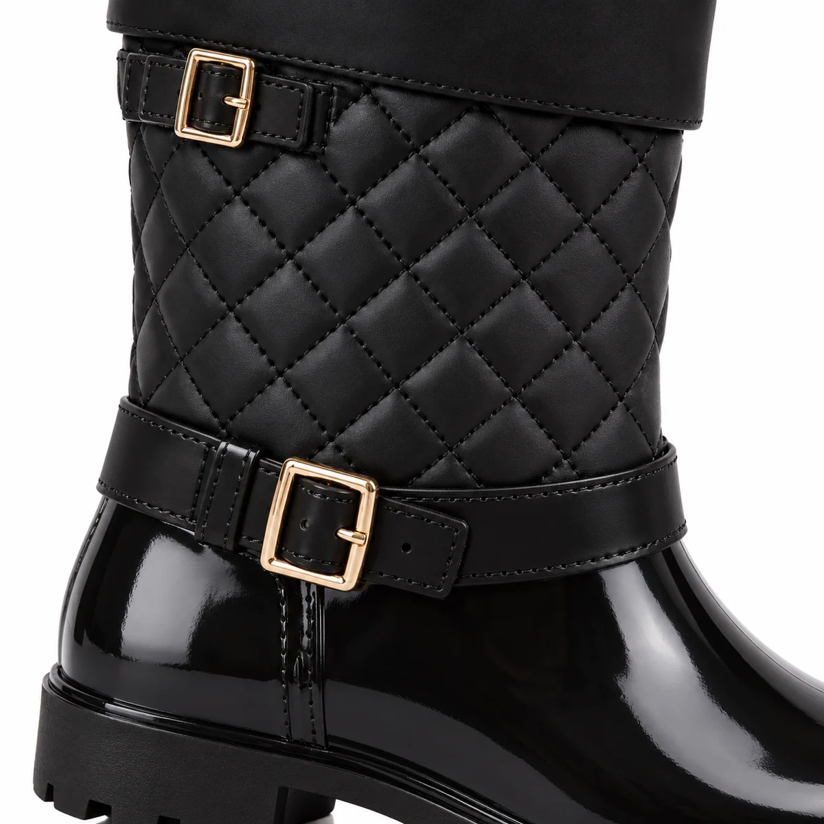 Gros plan sur le matelassage en losanges et la boucle dorée de bottes noires.