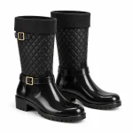 Bottes de pluie noires à tige matelassée et boucle présentées sur fond blanc.