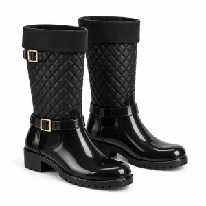 Bottes de pluie noires à tige matelassée et boucle présentées sur fond blanc.