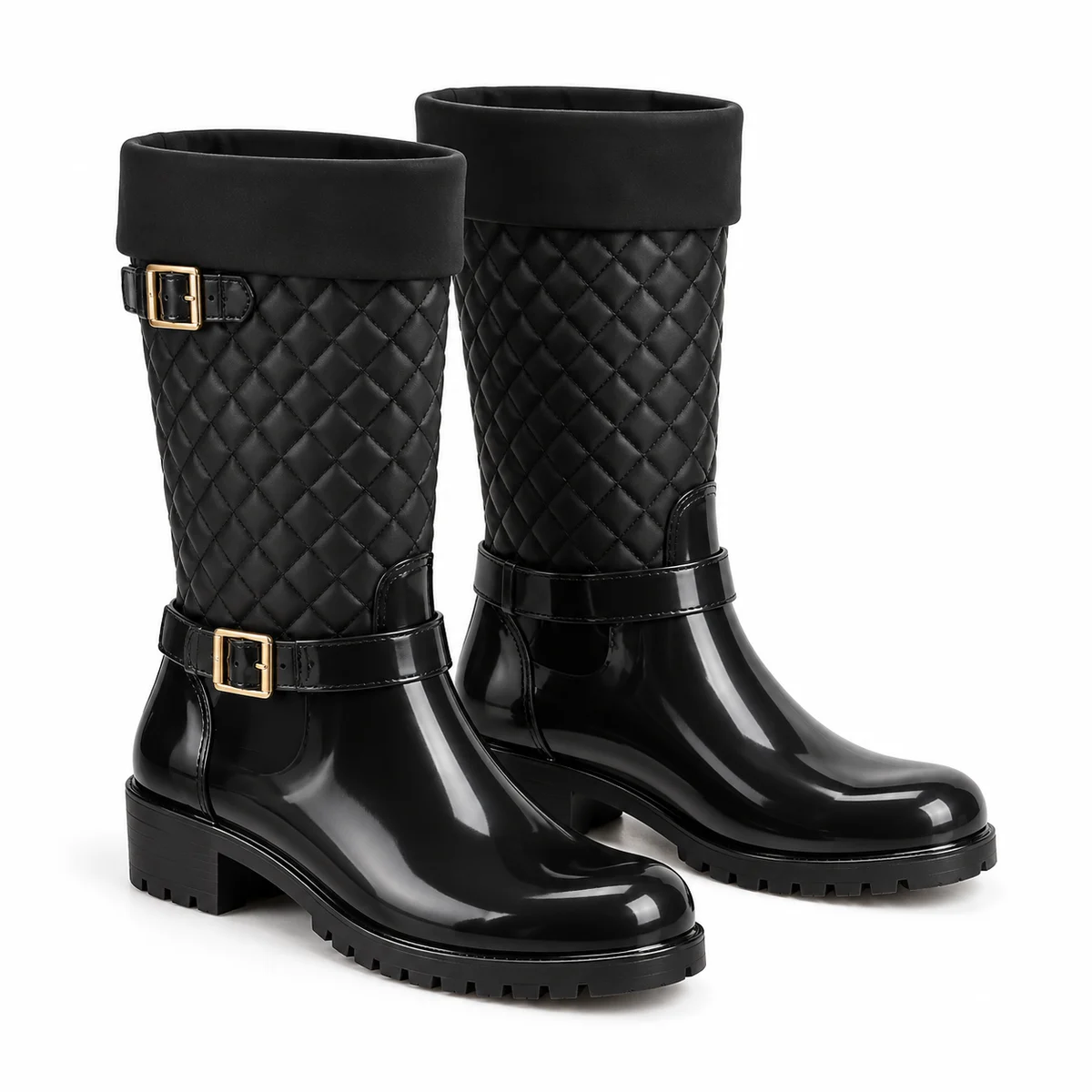Bottes de pluie noires à tige matelassée et boucle présentées sur fond blanc.