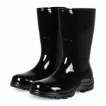 Bottes de pluie noires brillantes à tige unie présentées sur fond blanc.