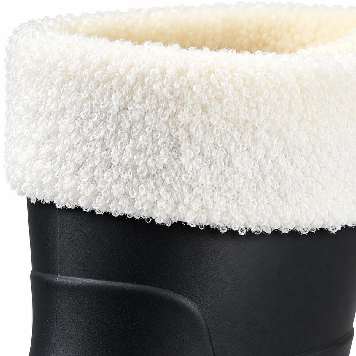 Gros plan sur le revers blanc et la tige noire de bottes fourrées.