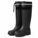 Bottes de pluie noires hautes à bordure grise présentées sur fond blanc.