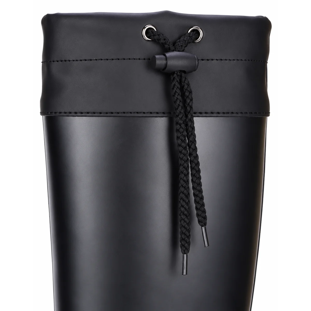 Gros plan sur le cordon et le col de bottes de pluie noires.