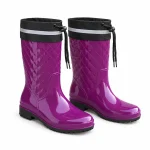 Bottes de pluie violettes à cordon et col noir présentées sur fond blanc.