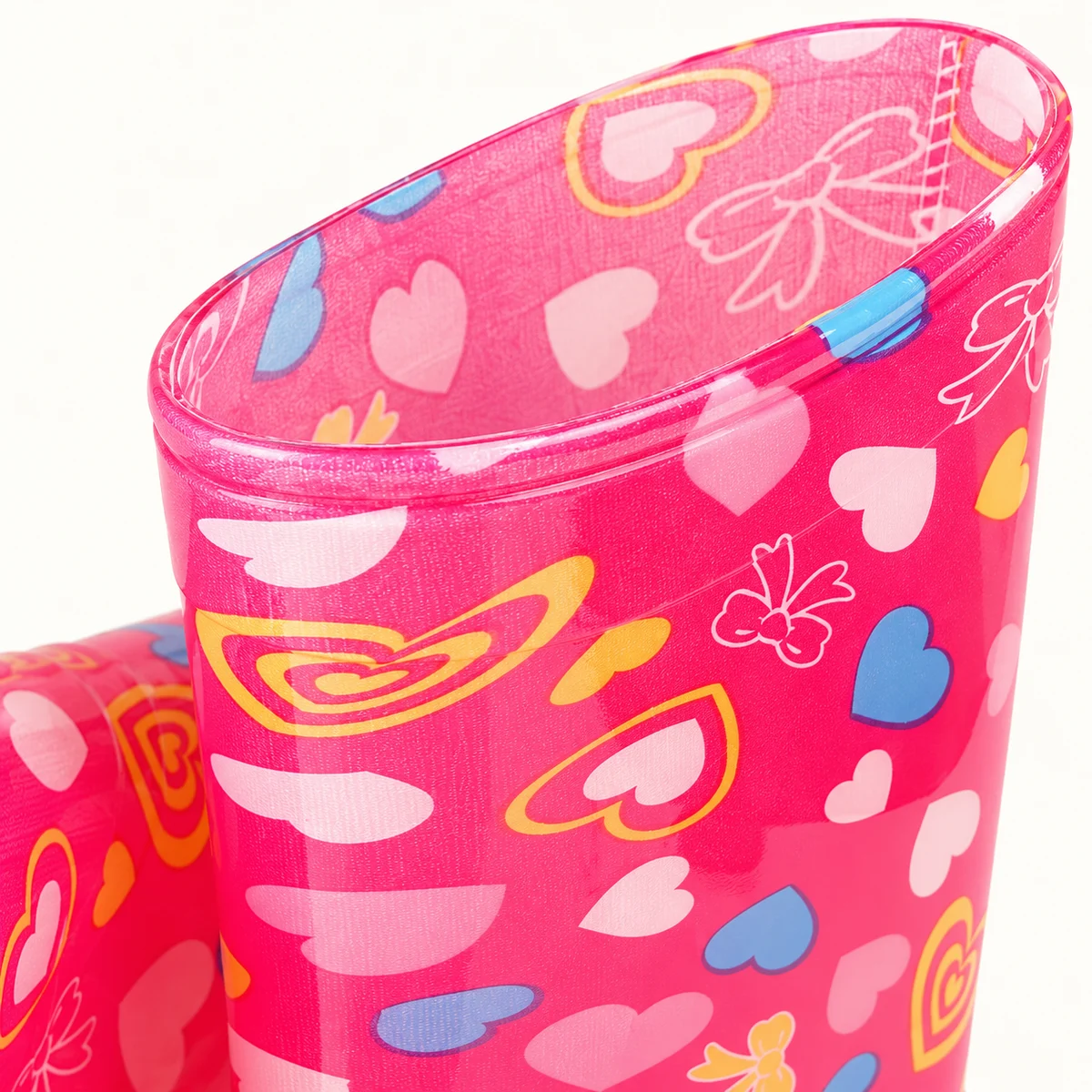 Détail de bottes de pluie roses à cœurs multicolores