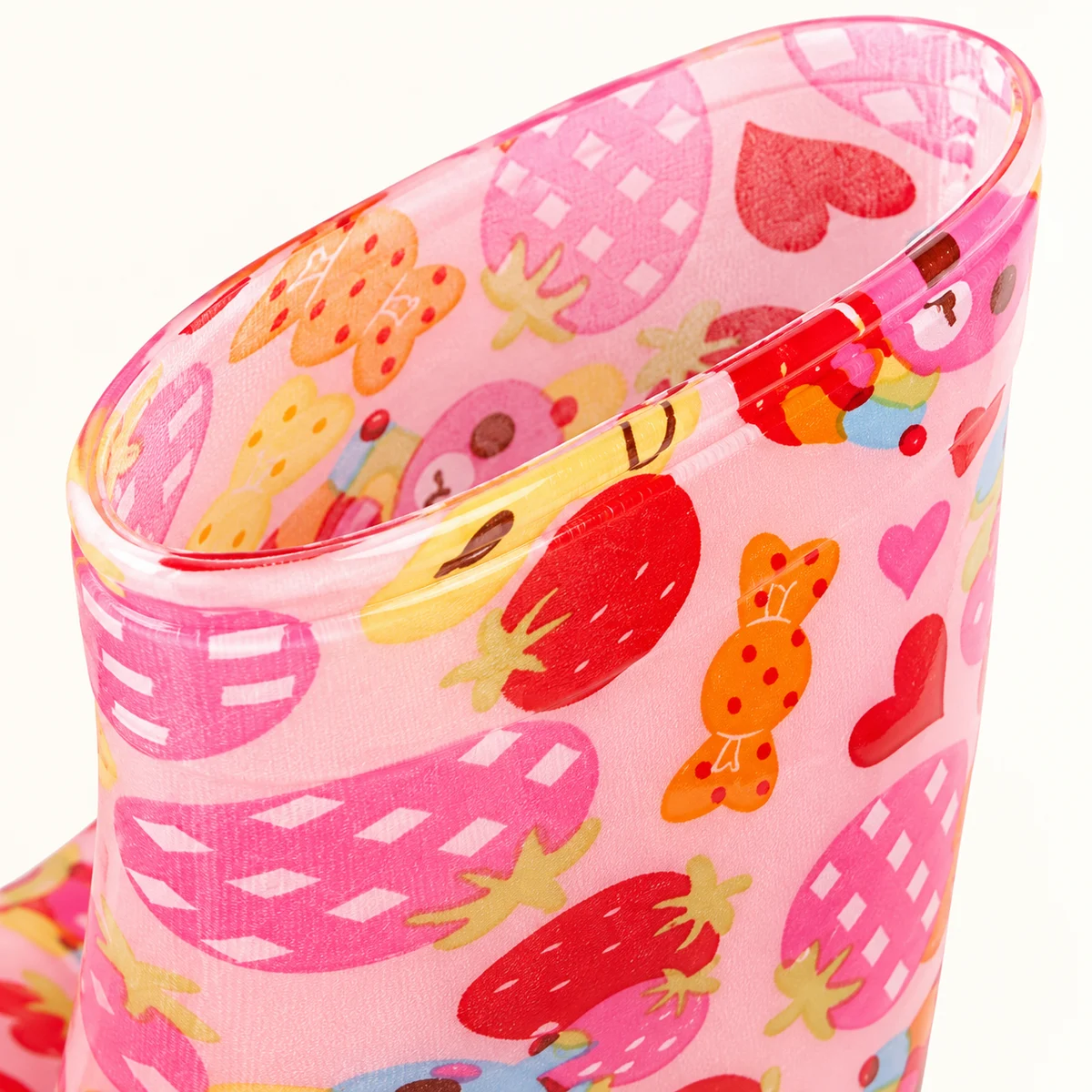 Détail de bottes de pluie roses à ours et fraises